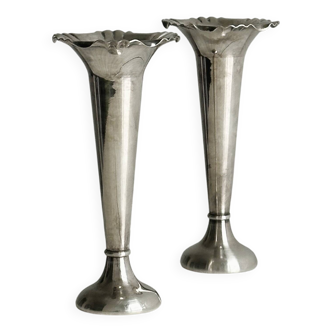 Duo de vases en métal argenté brillant