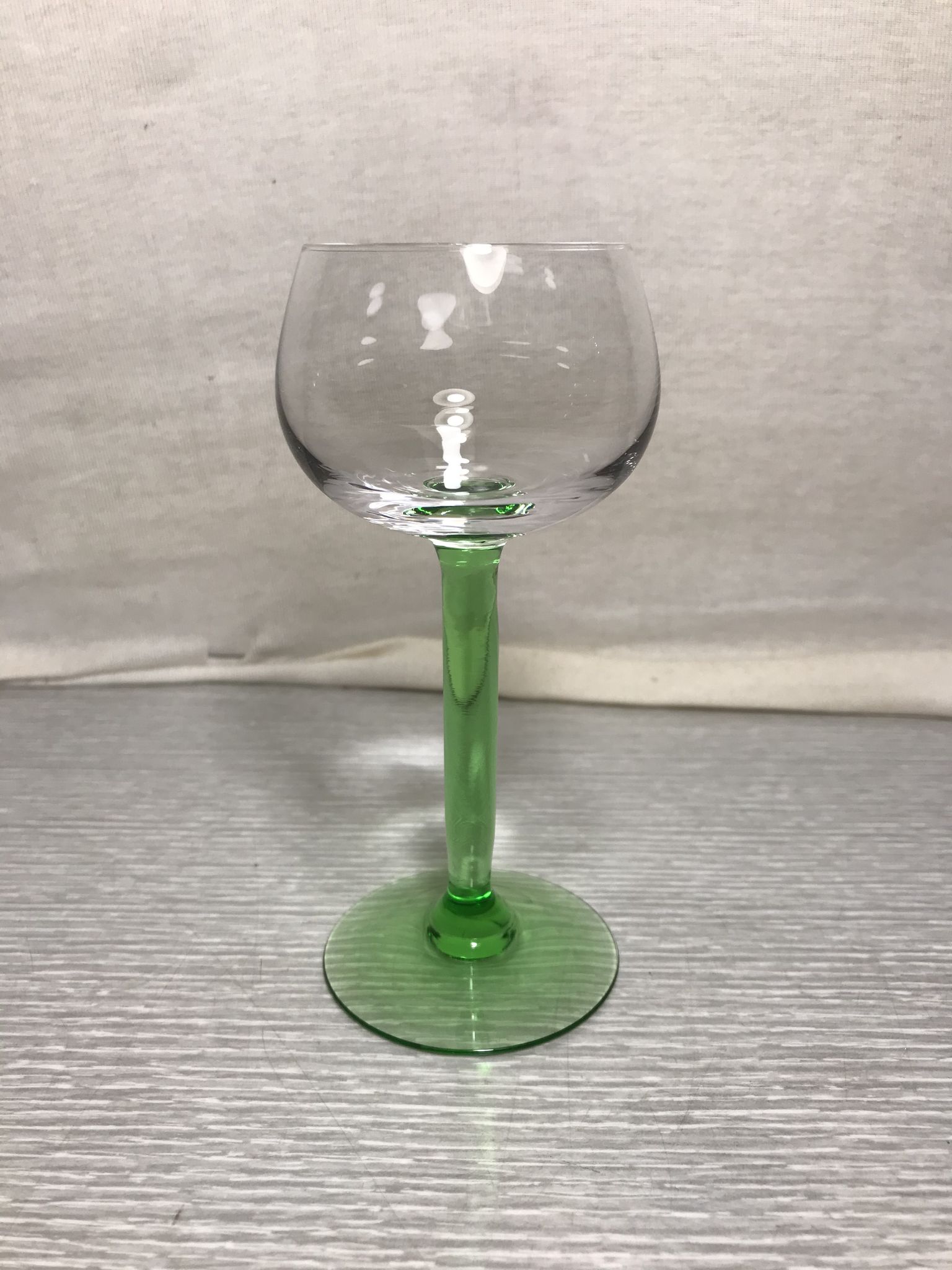 Series of 8 wine glasses