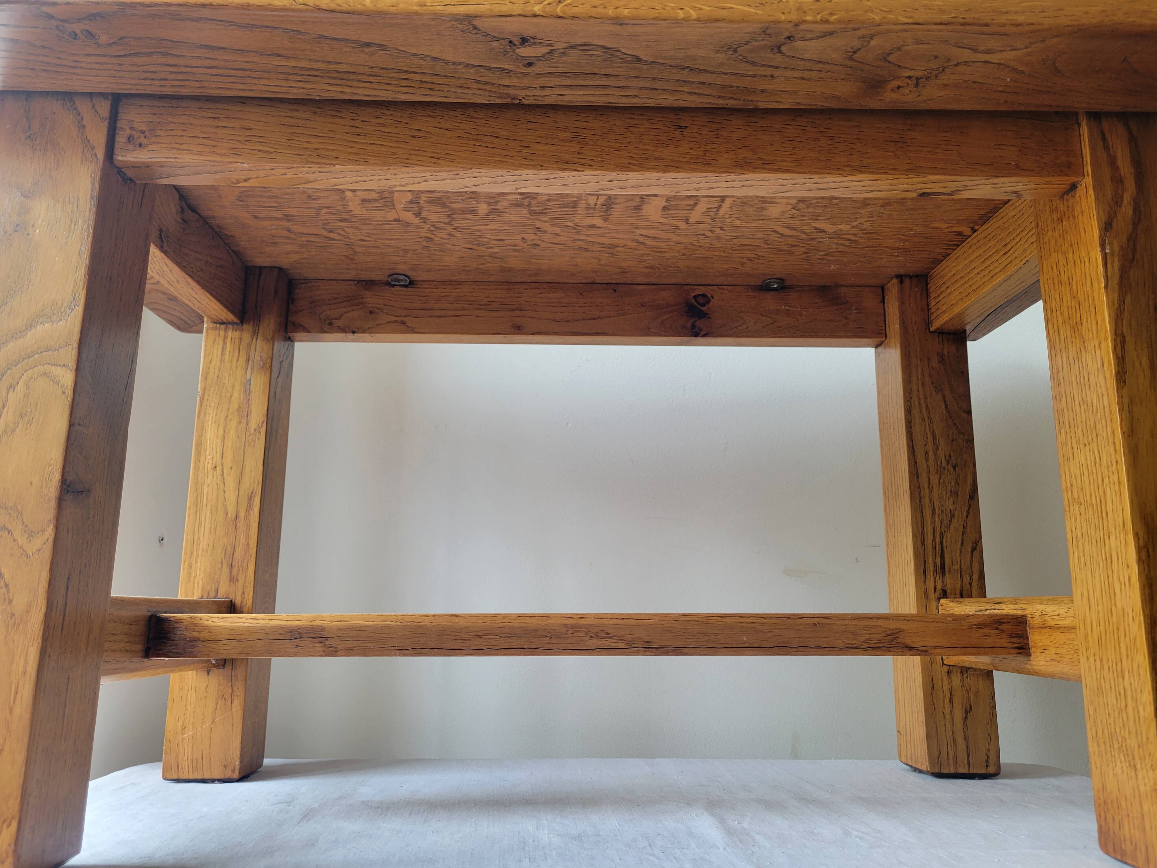 Table basse brutaliste en chêne clair