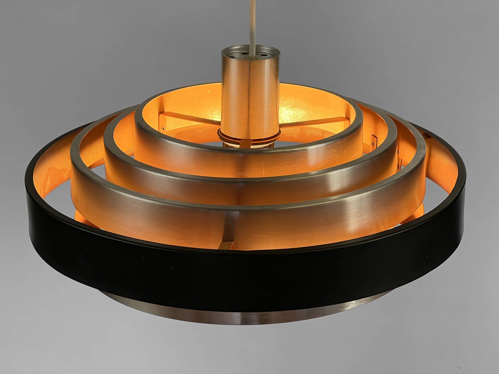Suspension multicouche "space age" en aluminium brossé avec effet de lumière rouge. Danemark années 1960