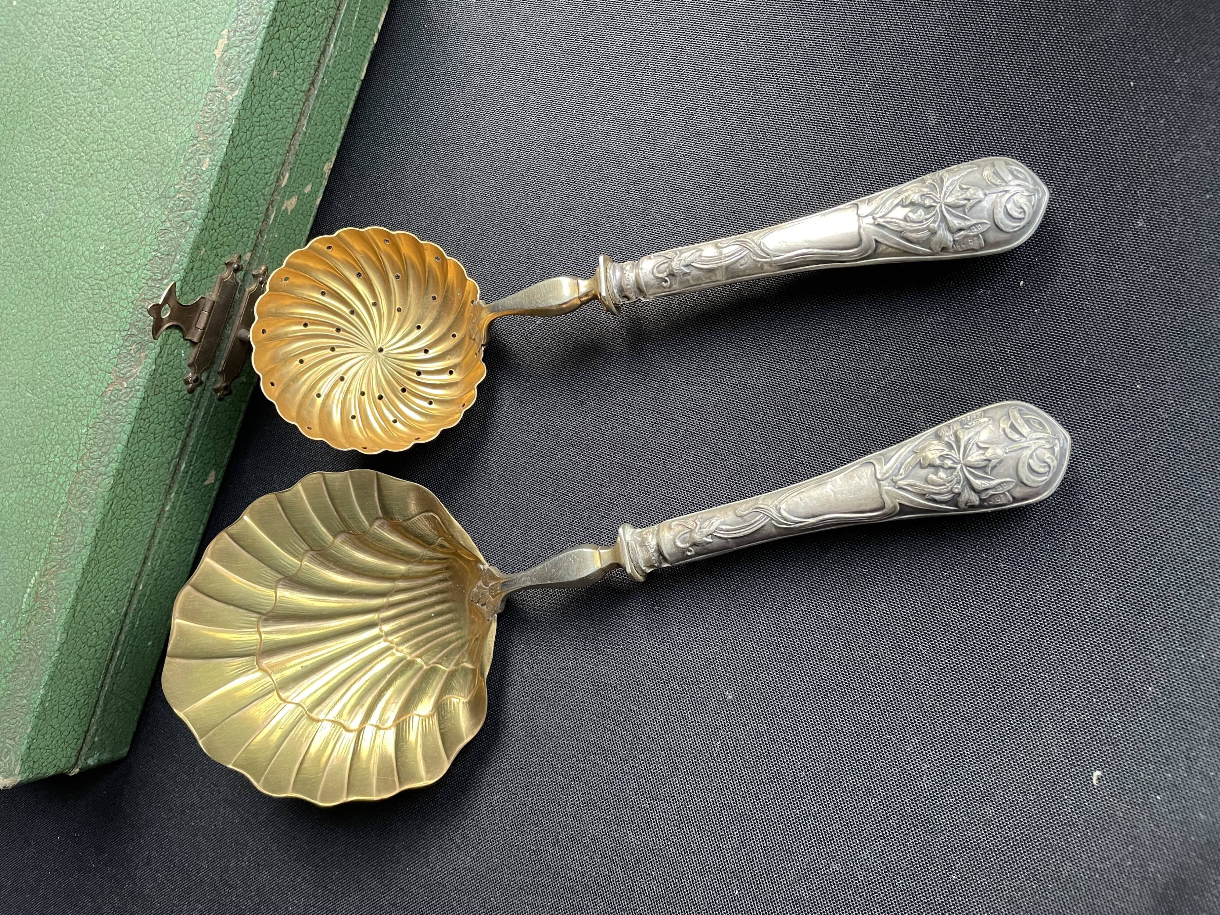 Covered strawberry service box