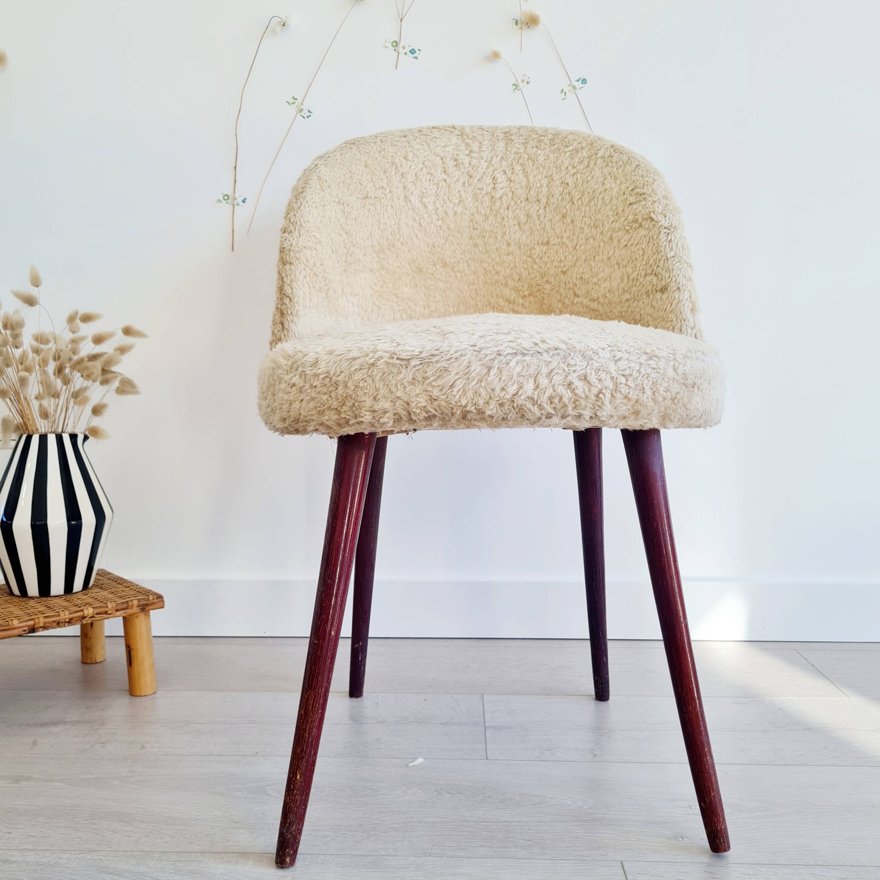 Chaise moumoute tonneau vintage pieds compas