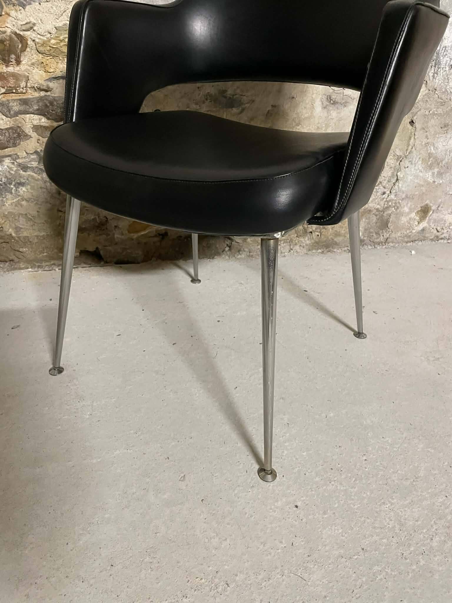 Conference chair in black design with metal legs – contemporary lines