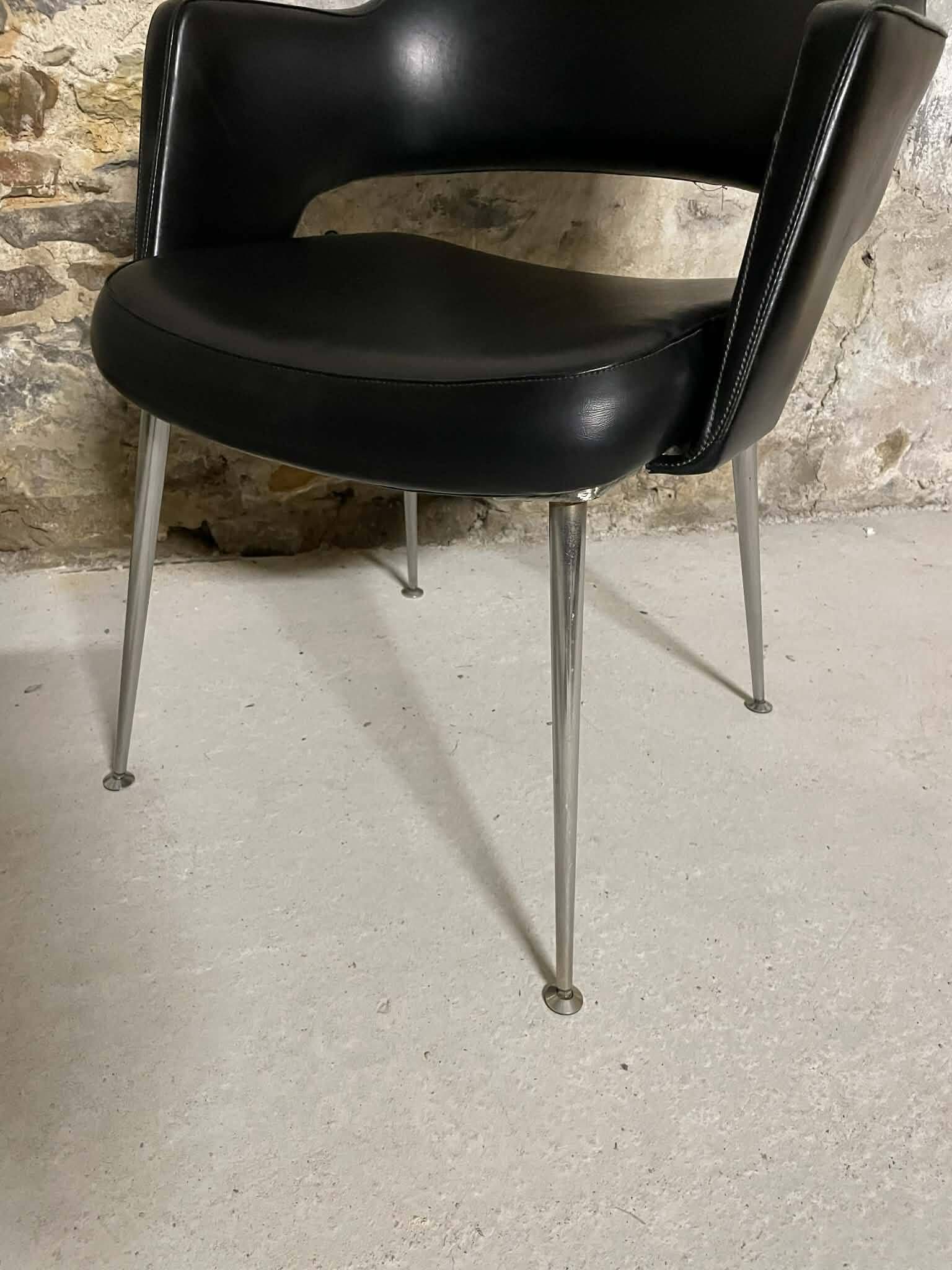 Conference chair in black design with metal legs – contemporary lines