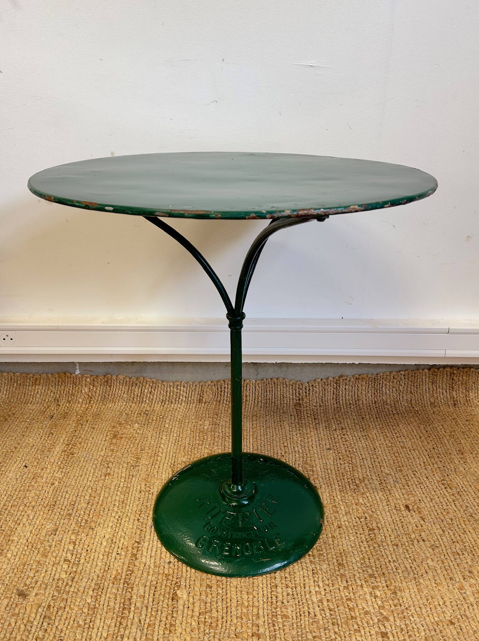 Old metal bistro table - Ruffier Grenoble – enamel paint