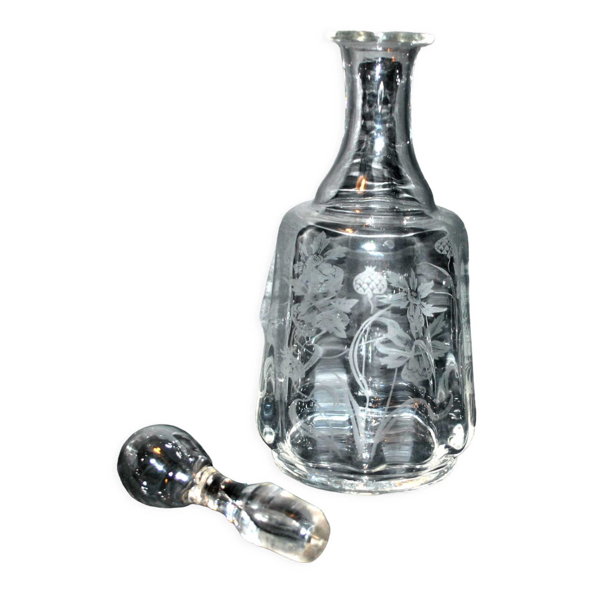 Carafe Art Nouveau en verre soufflé gravé à l'acide - décor de chardons ondulants 1900