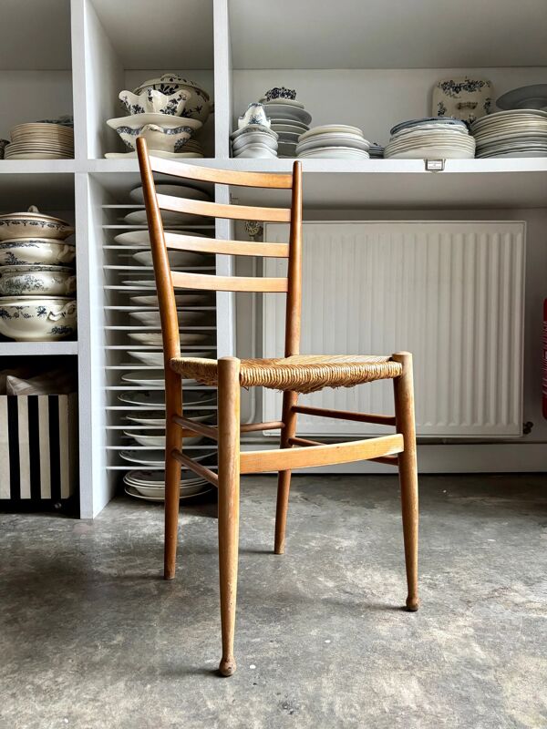 Chaise en bois clair et paille