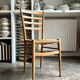 Chaise en bois clair et paille