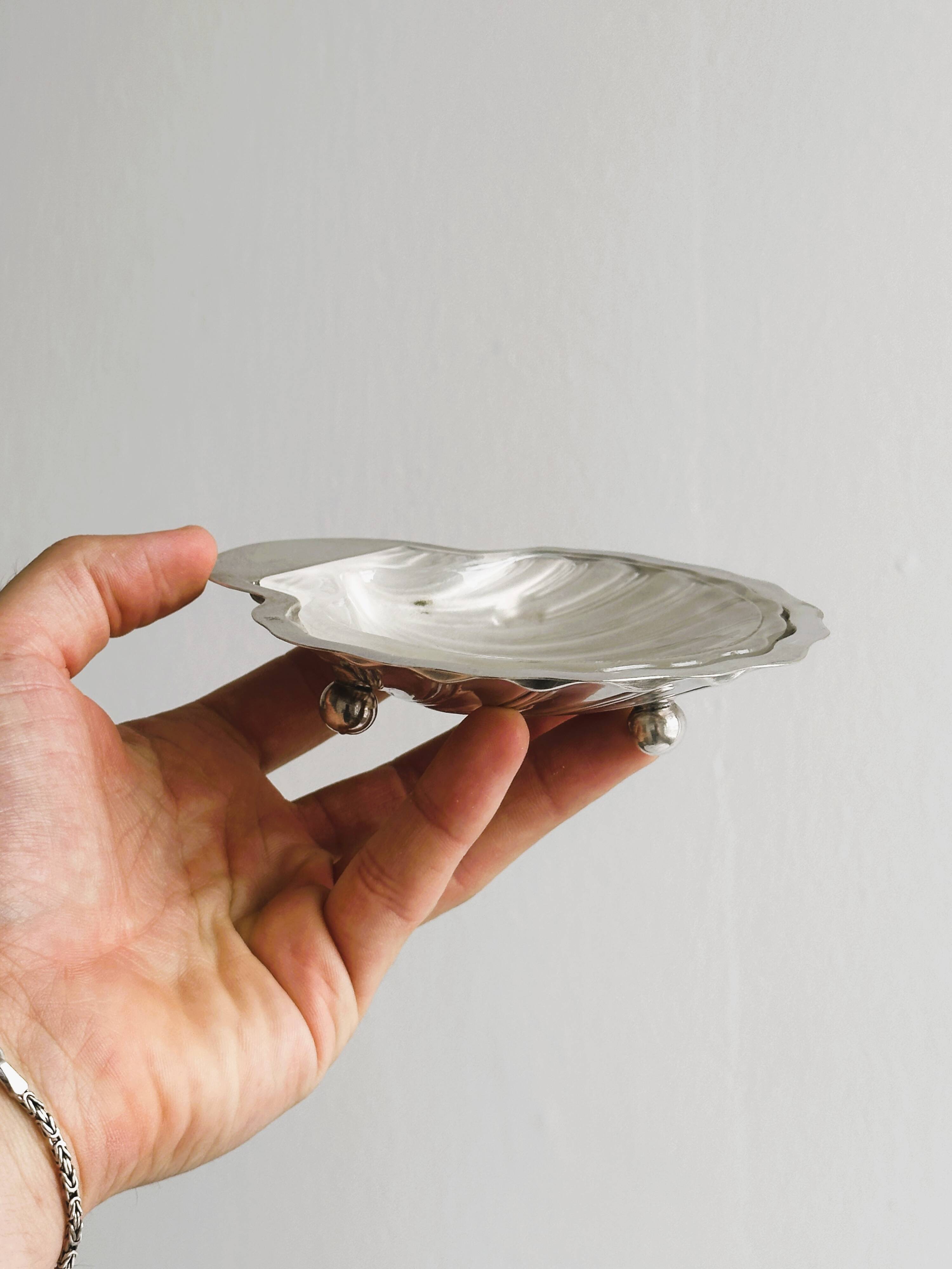 Shell-shaped jewelry holder or butter dish