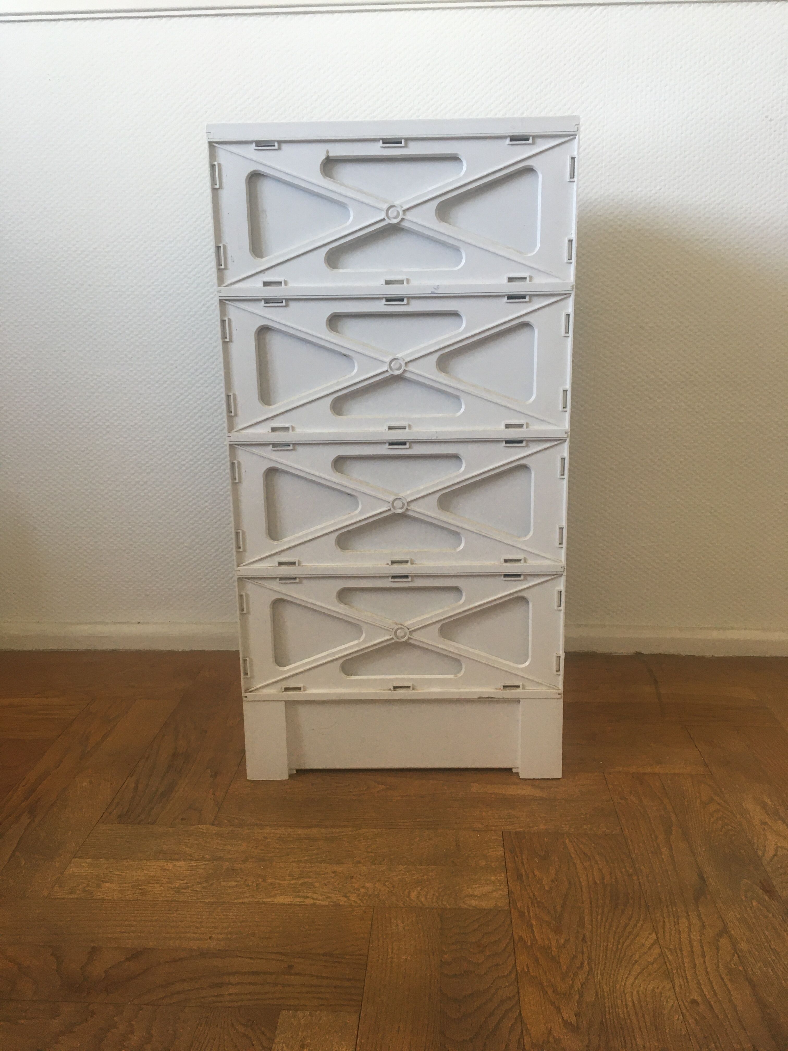 Chest of drawers