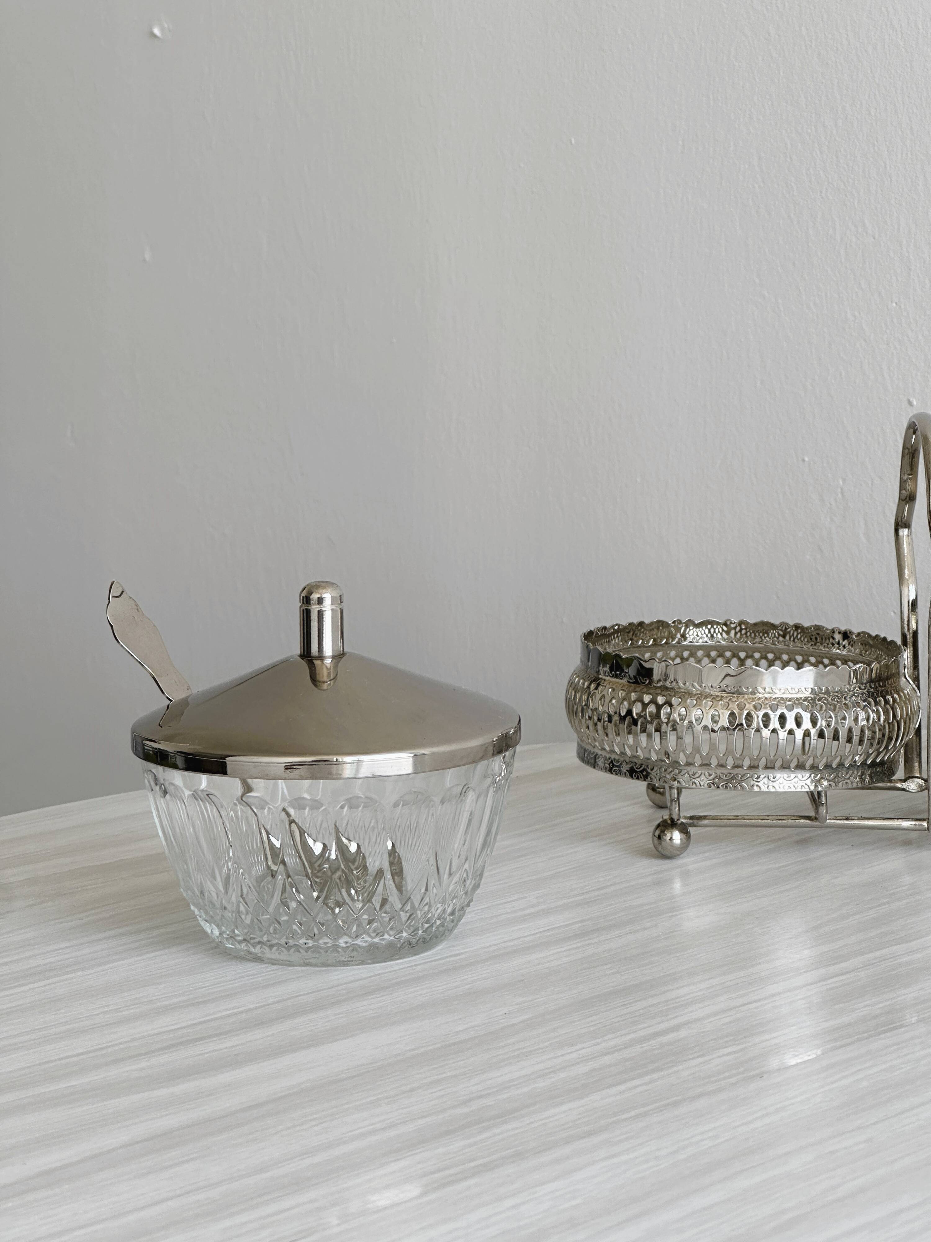 Saucières, serviteur en métal argenté et verre ciselé