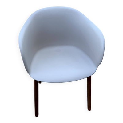 Chaise scandinave “style Elefy”, coque blanche & pieds bois – comme neuve