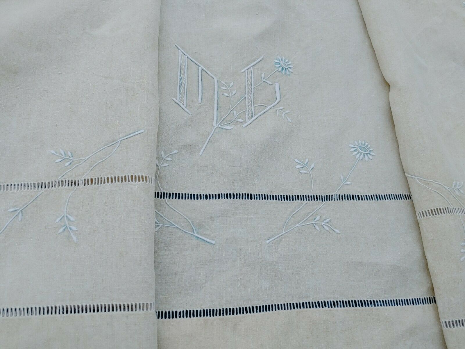 Drap ancien toile de lin retour, fleurs, monogramme brodé main 215 cm x 267 cm