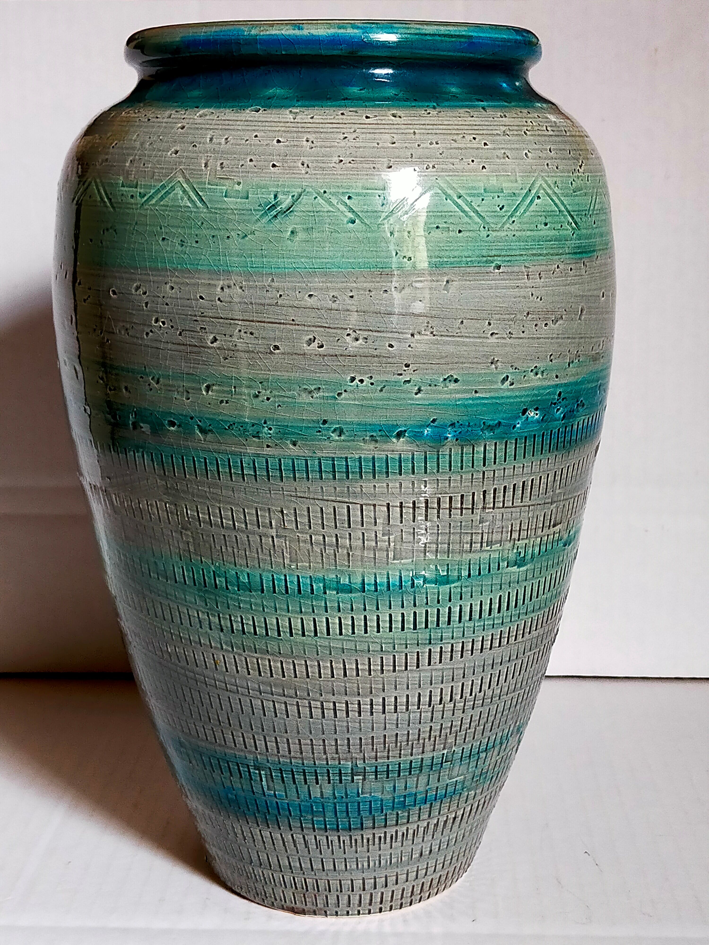 Ceramic vase scarified with gray-blue enamel