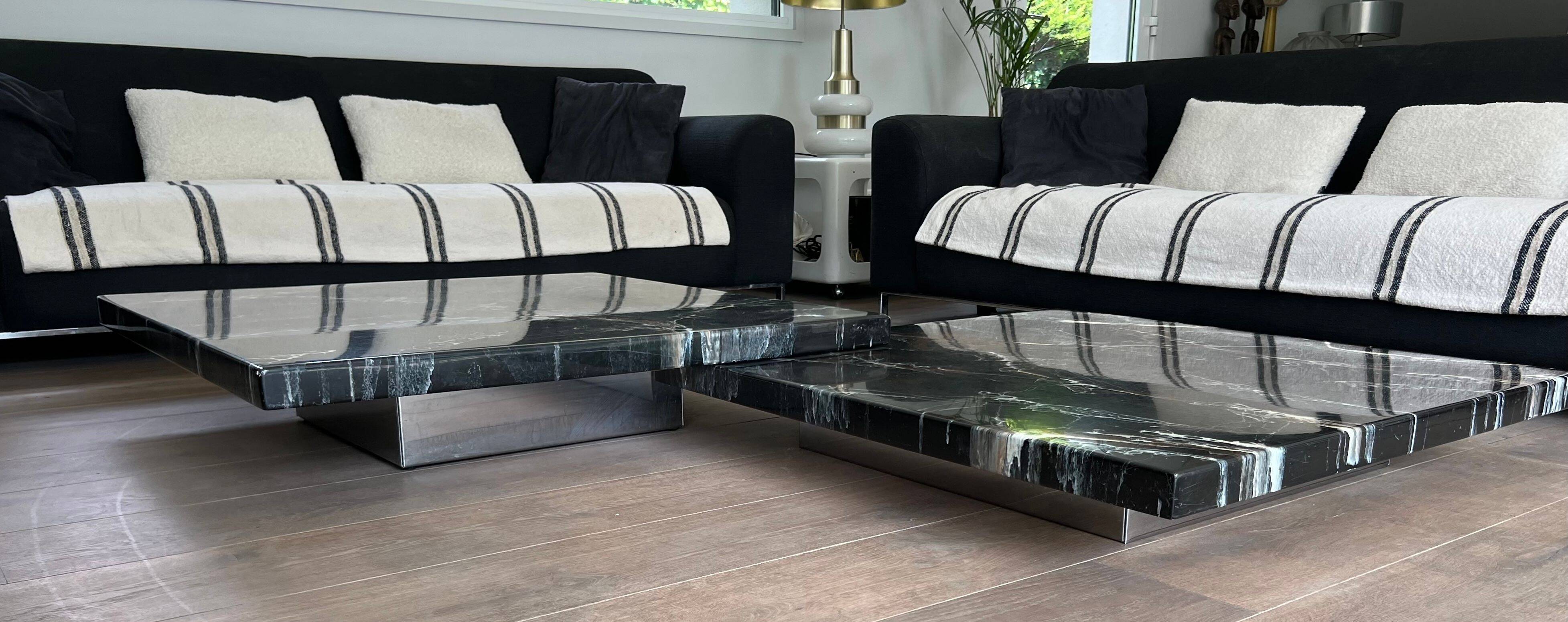 Table basse composée de deux tables design en faux marbre reposant sur piètements chromés de Willy Rizzo