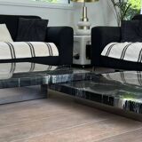 Table basse composée de deux tables design en faux marbre reposant sur piètements chromés de Willy Rizzo