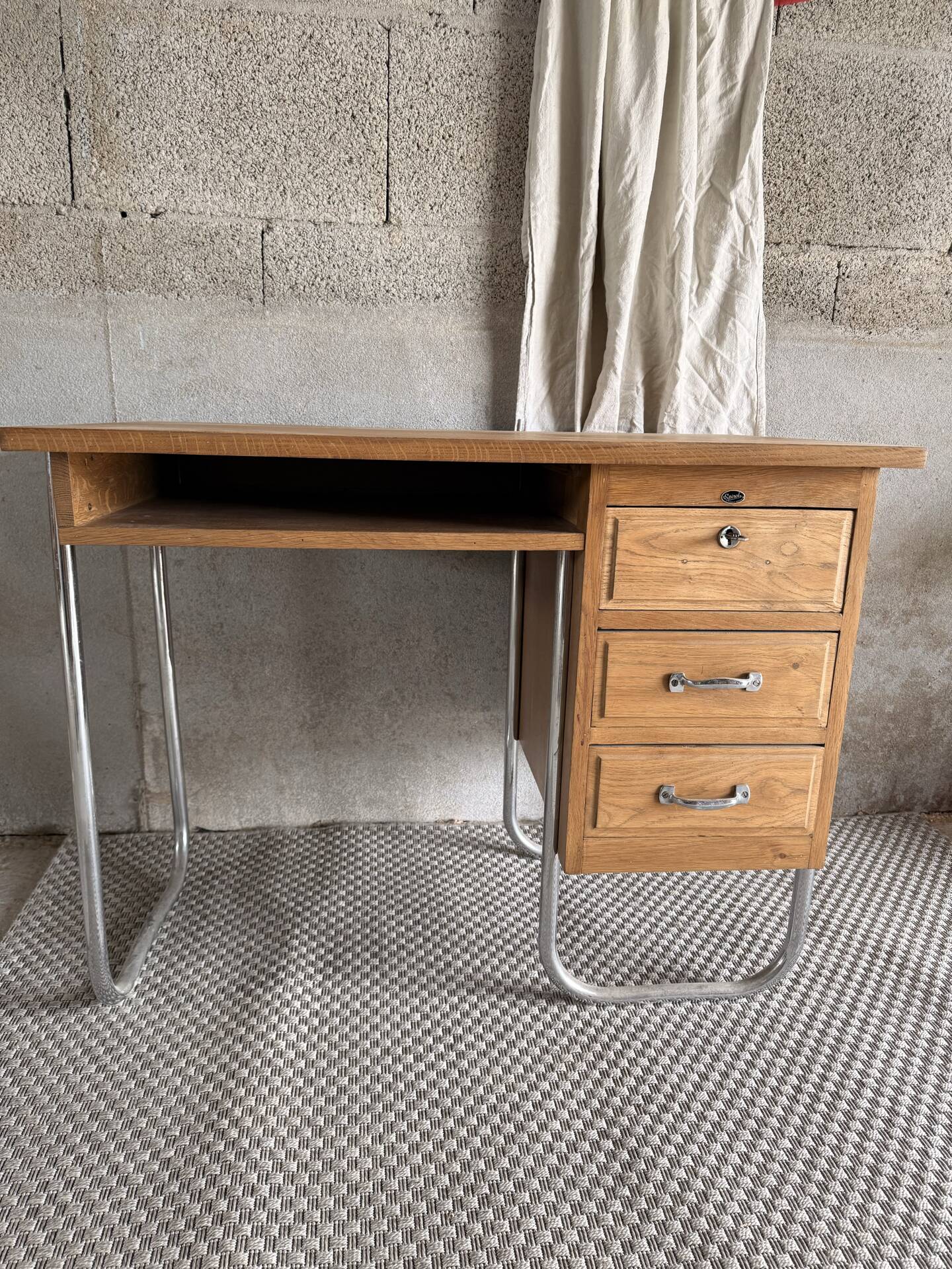 Bureau Spirol années 50 – placage chêne – piètement chromé 