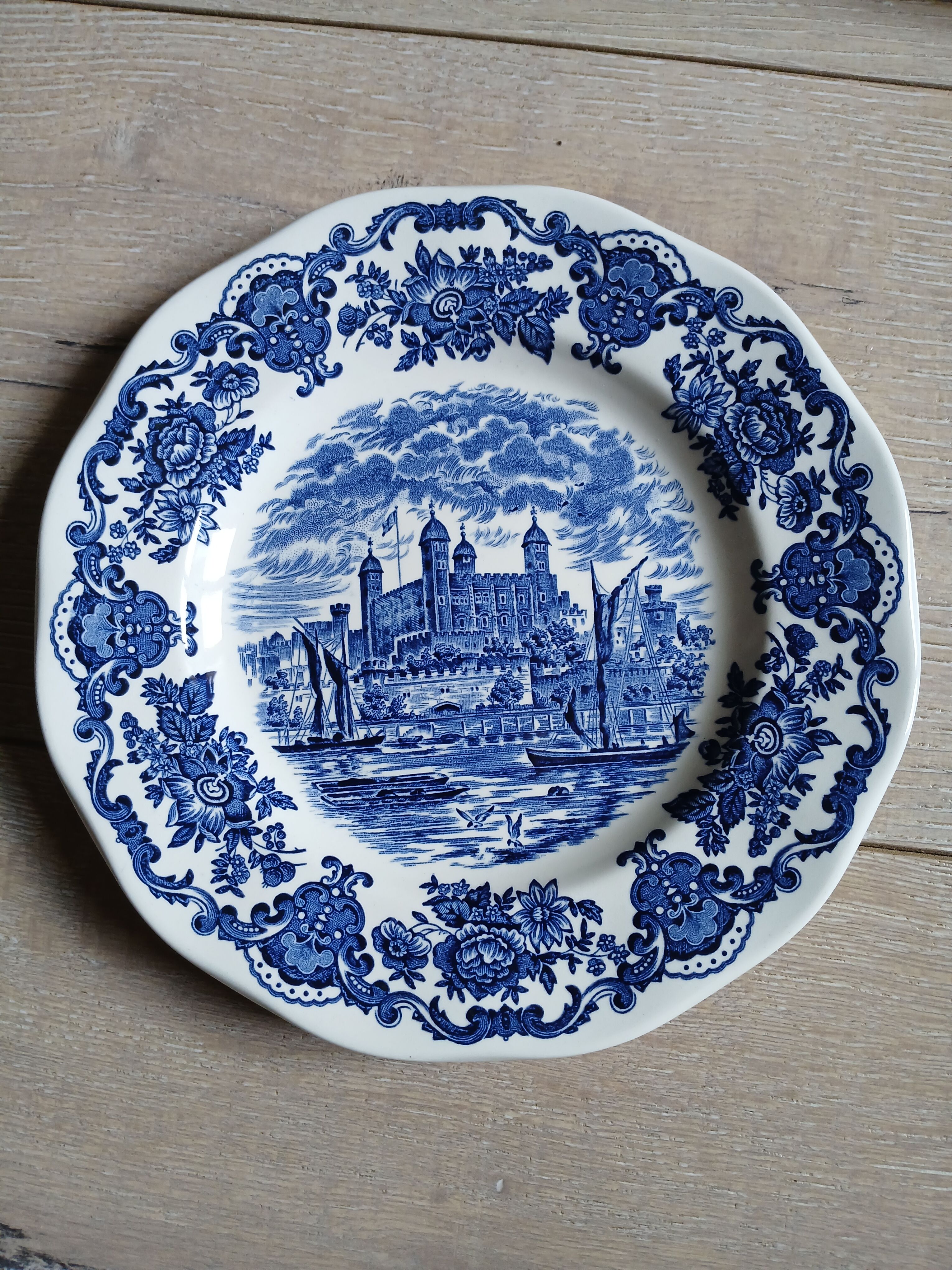 4 antique Wedgwood dessert plates