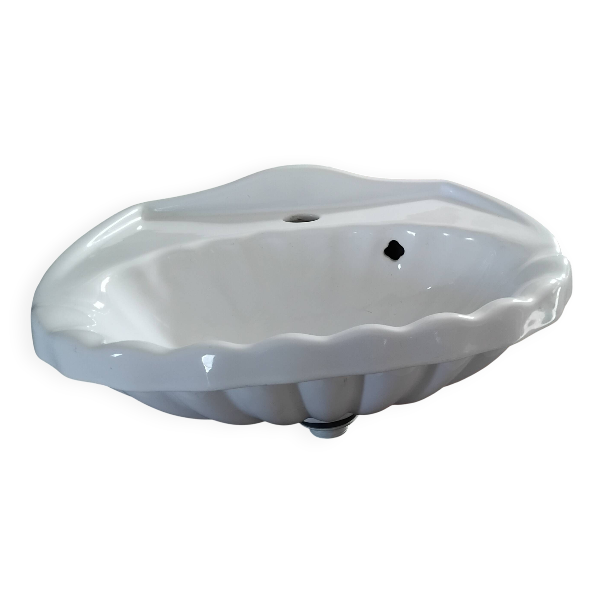 Ceramic seashell-shaped washbasin