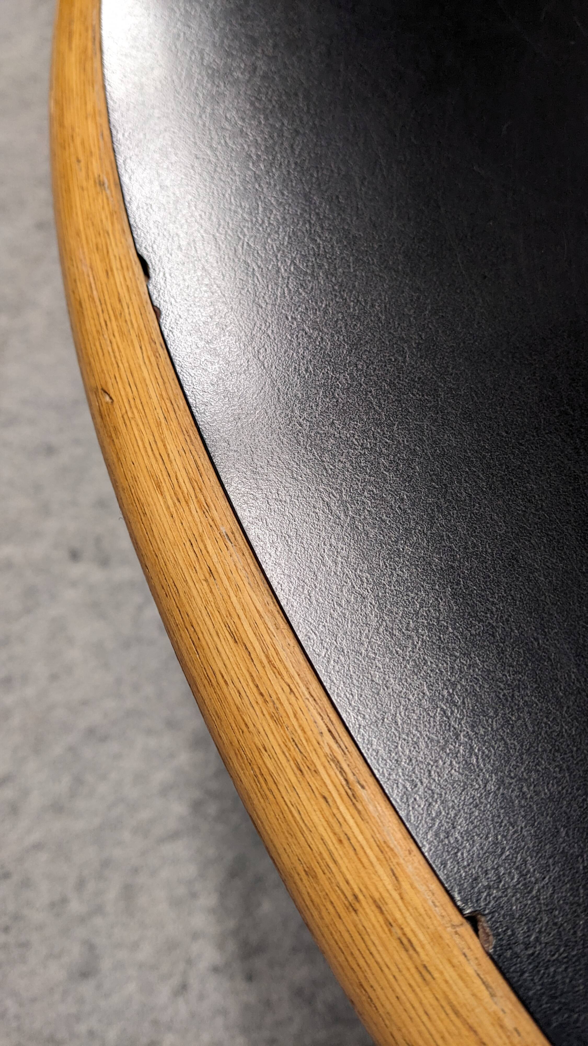Round dining table