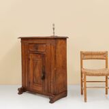 Armoire belge à une porte sculptée à la main du XVIe siècle en chêne massif