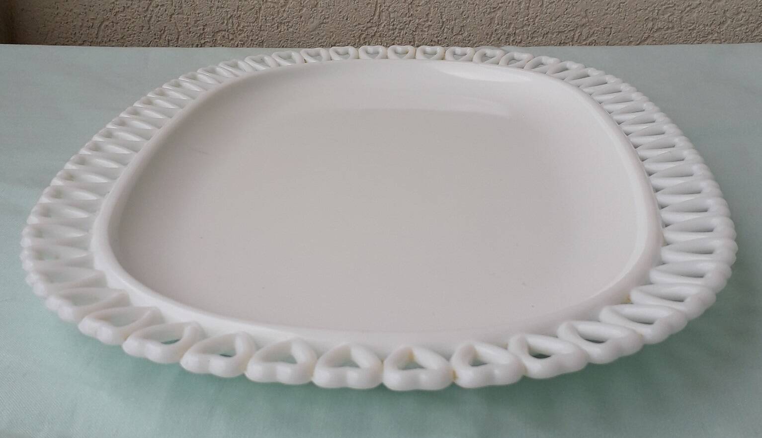 Plat en opaline blanche
