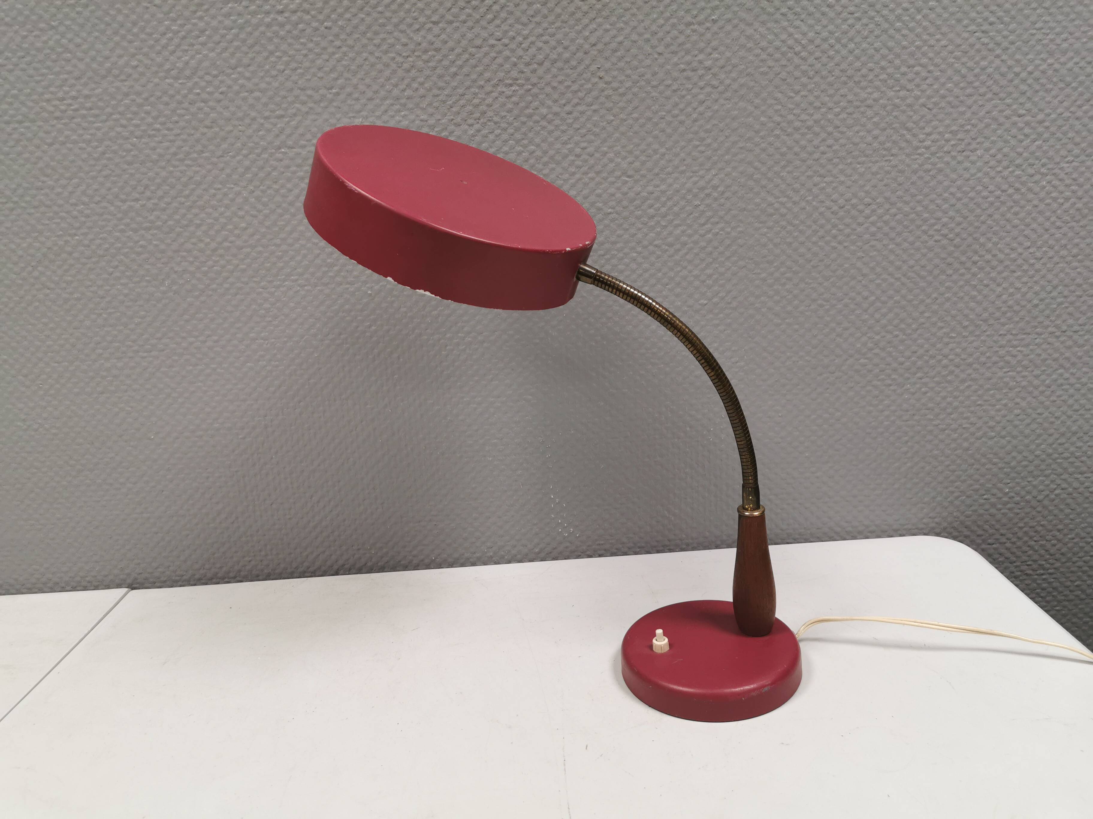 Table lamp in aubergine coloured metal, brass bend and teak wood 1960-70s
