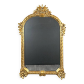 Miroir en bois sculpté et doré à décor de fruits et de fleurs, XXe siècle