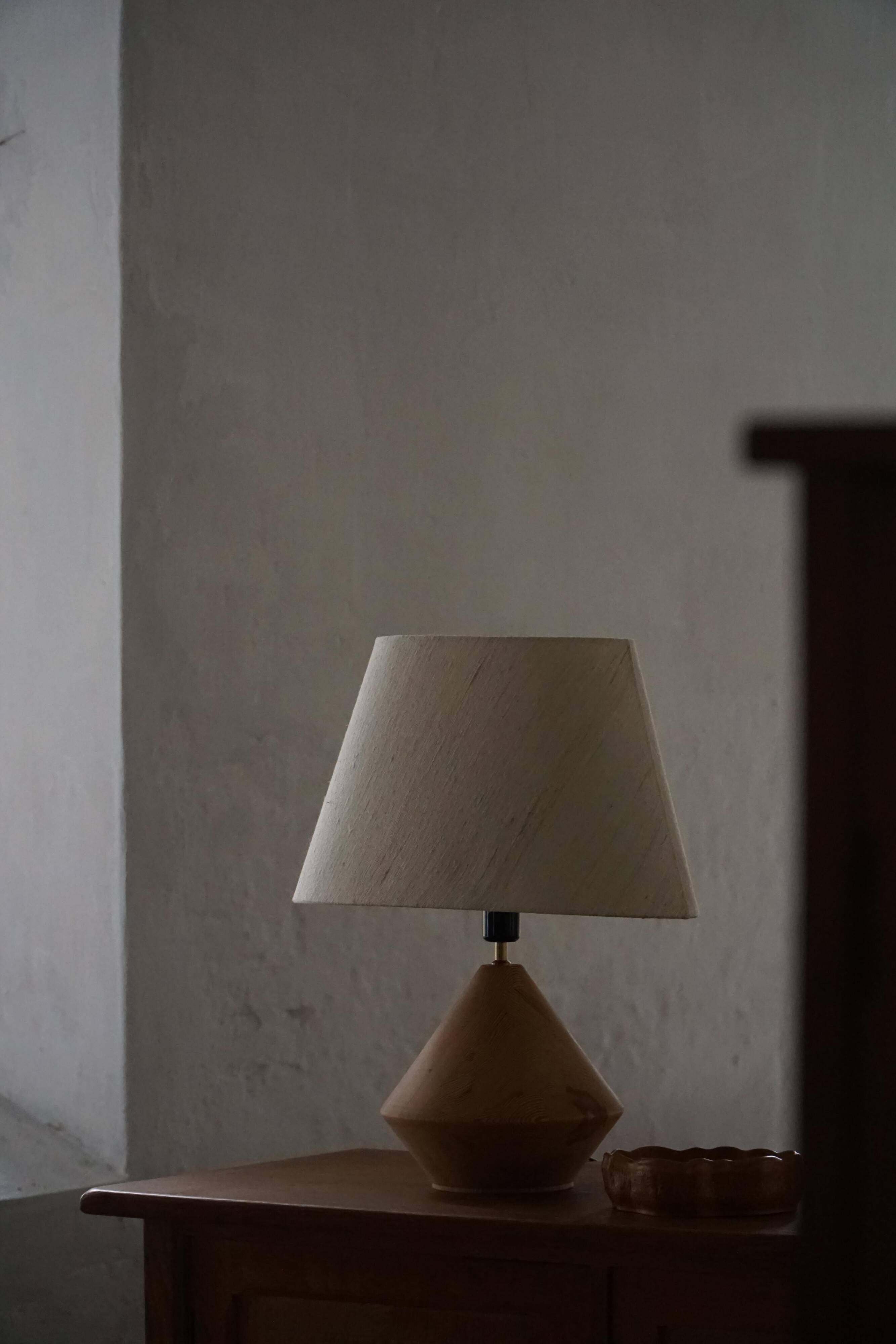 Sculptural Danish modern table lamp in wood by Kirk, 1980s.