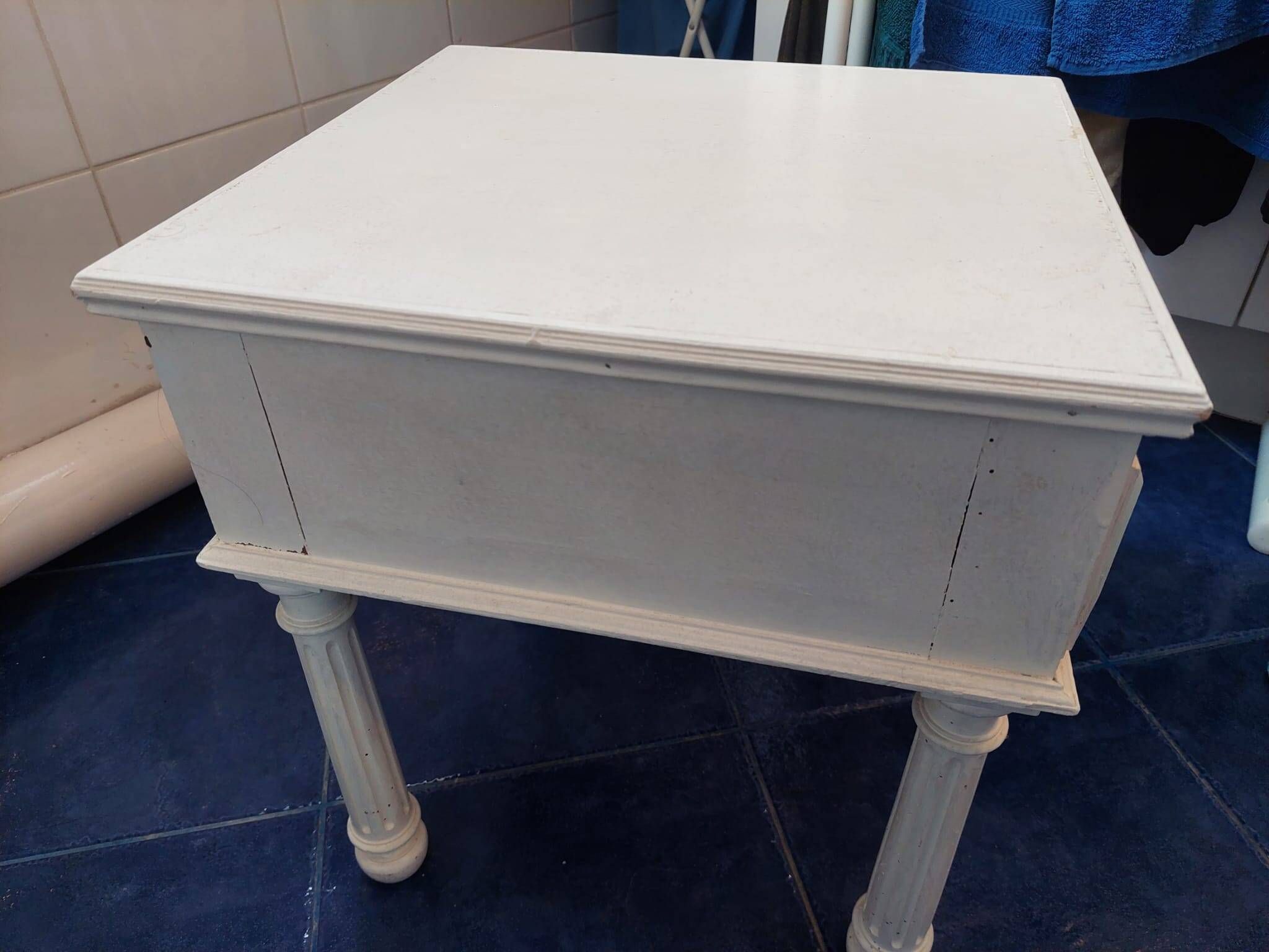 Coffee or night table in white painted wood with colonnade legs and one drawer