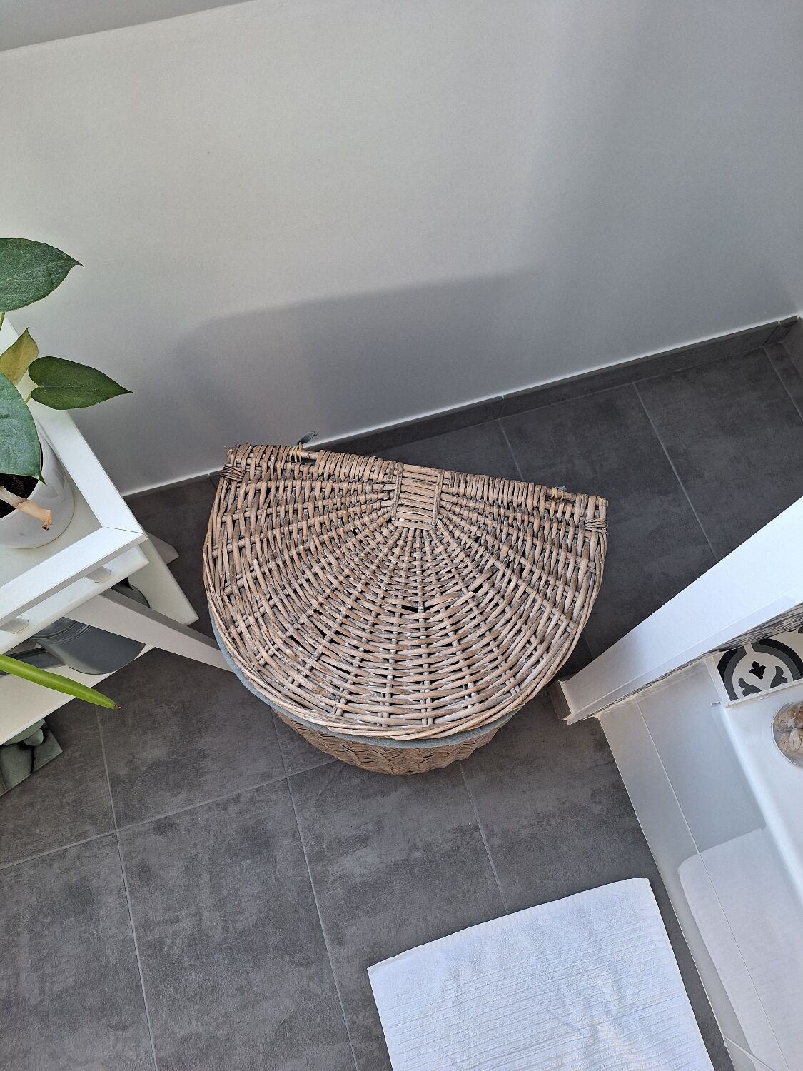 Wicker laundry basket