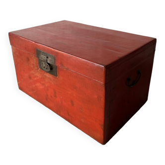 Coffre rouge chinois