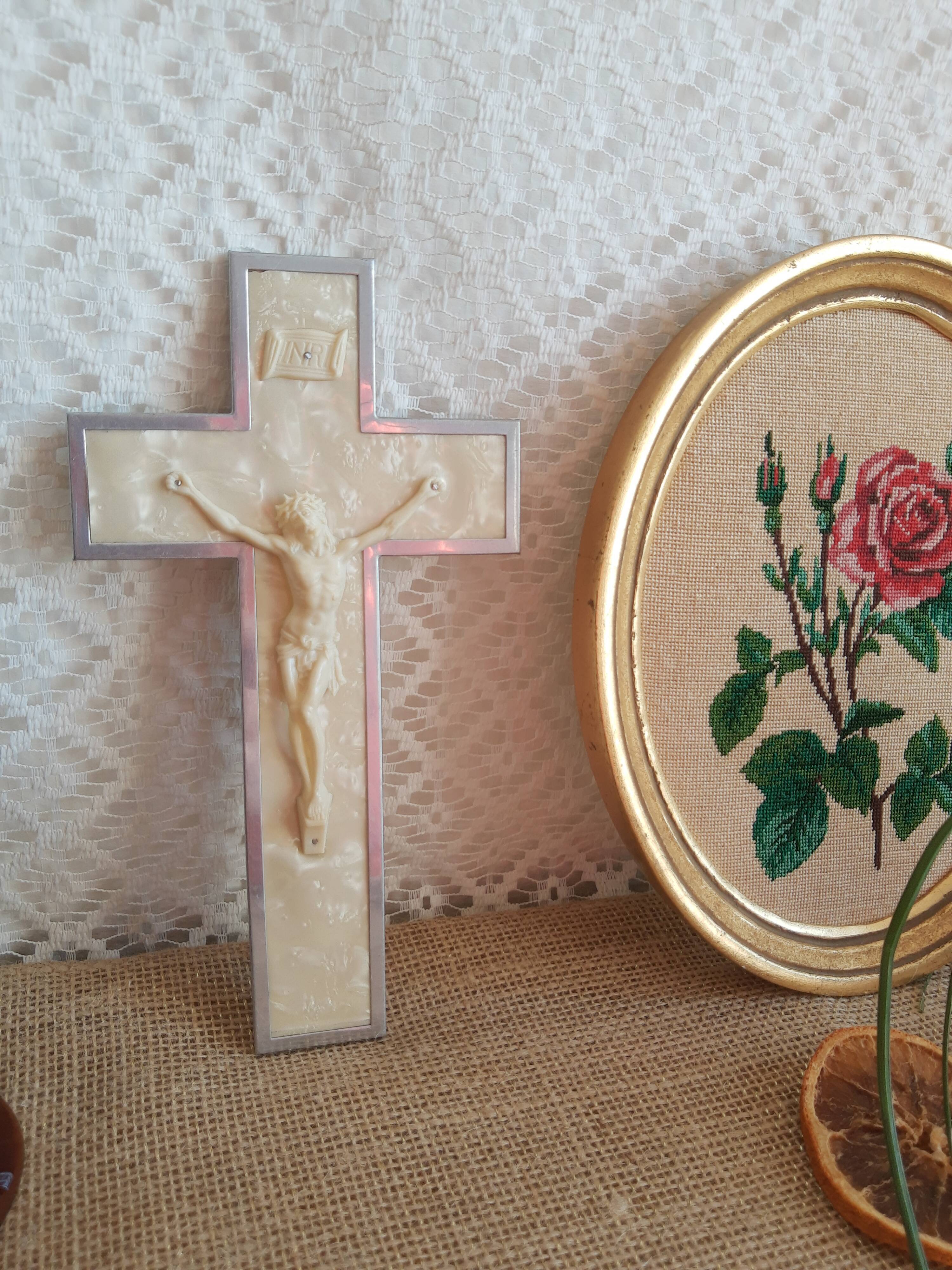 Crucifix en aluminium vintage