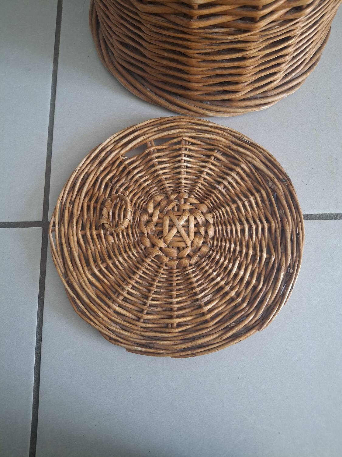Large woven wicker basket with lid – vintage spirit
