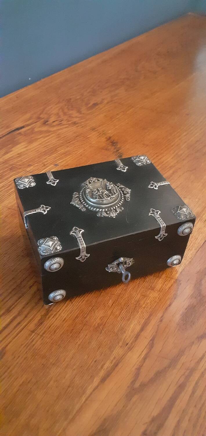 Coffret NIII XIXÈME En Bois Laqué Noir Richement Décoré.
