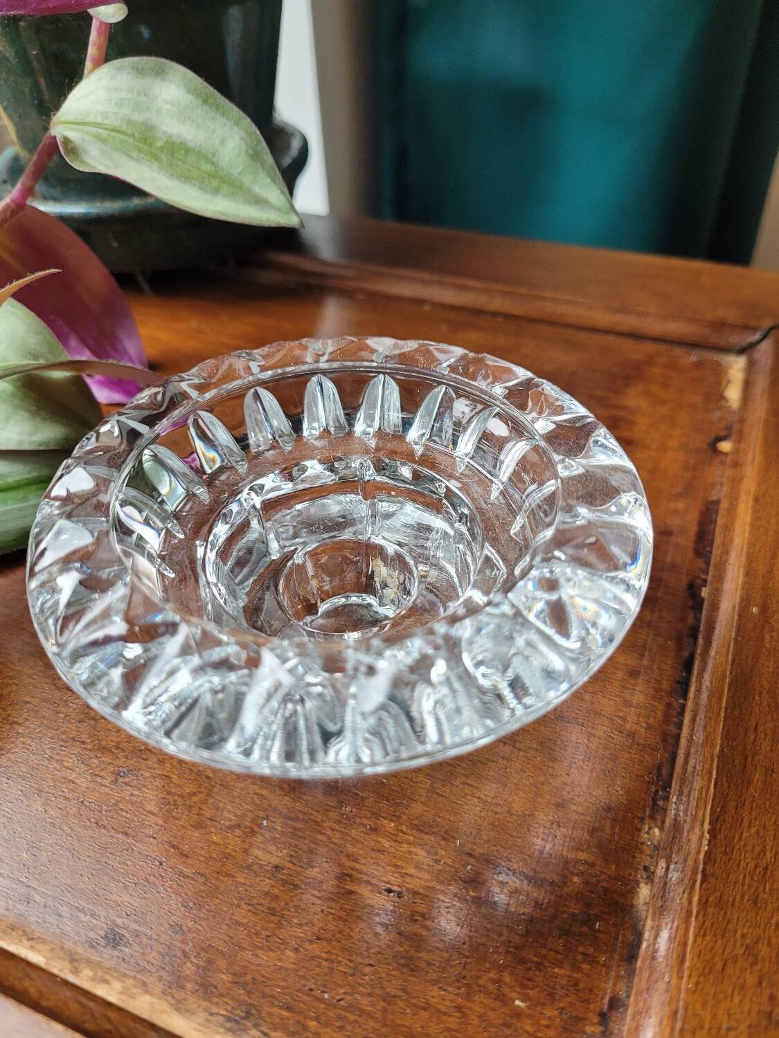 Chiseled round glass candle holder