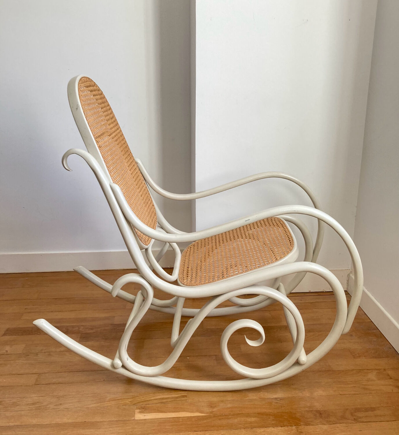 Rocking Chair THONET époque fin XIXe en bois courbé cérusé grège