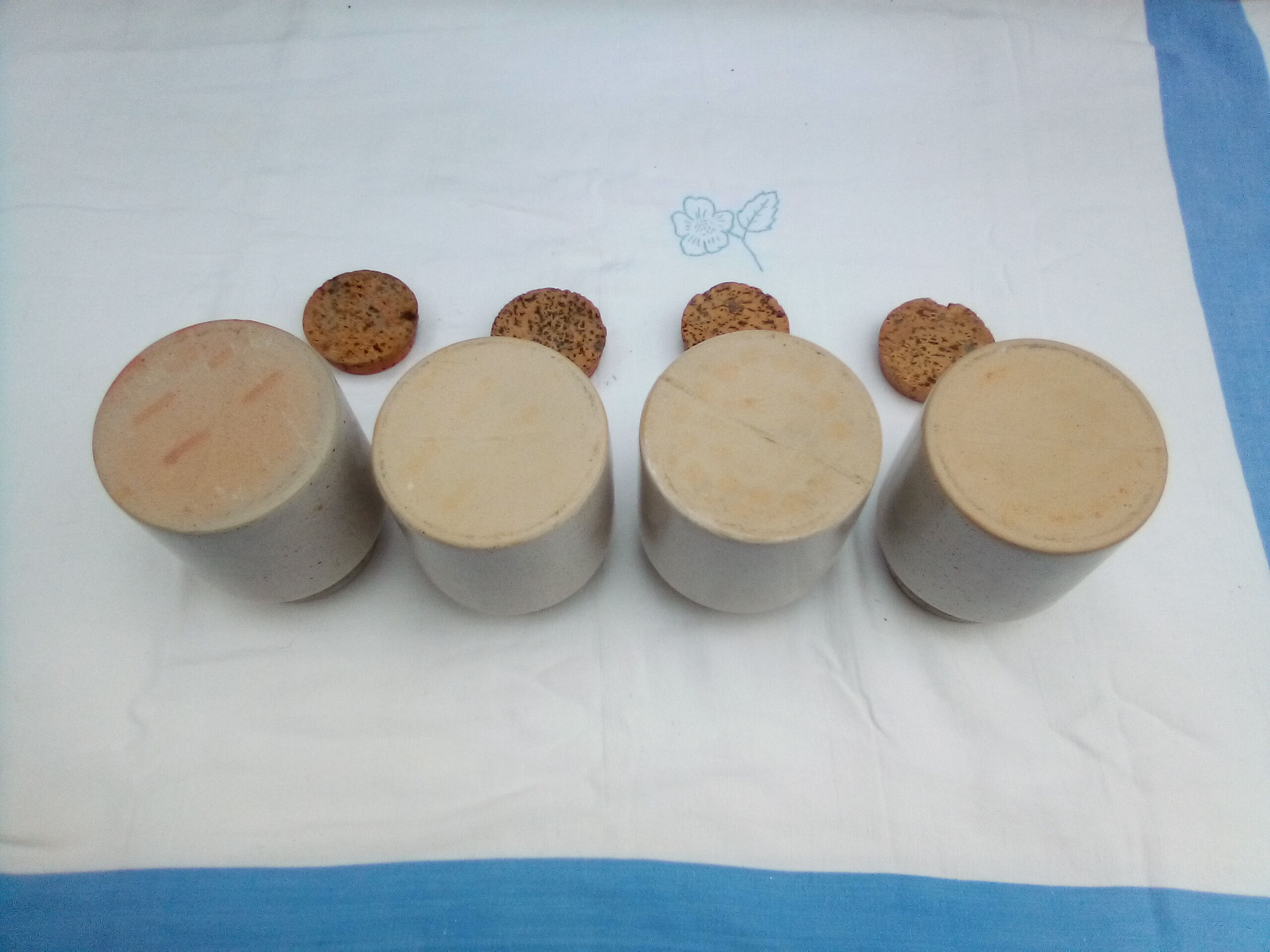 Lot de 4 bocaux en grès