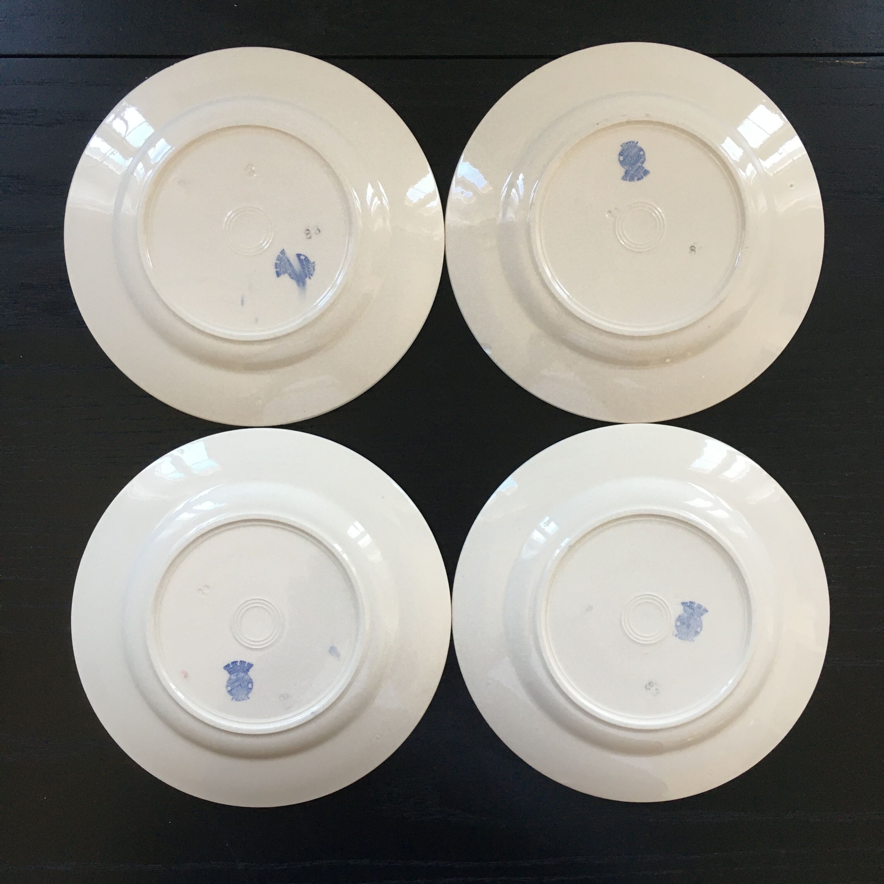 Set of 4 plates with tulip decoration.