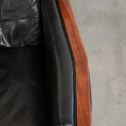 Fauteuil Art Déco en cuir de vache au design élégant
