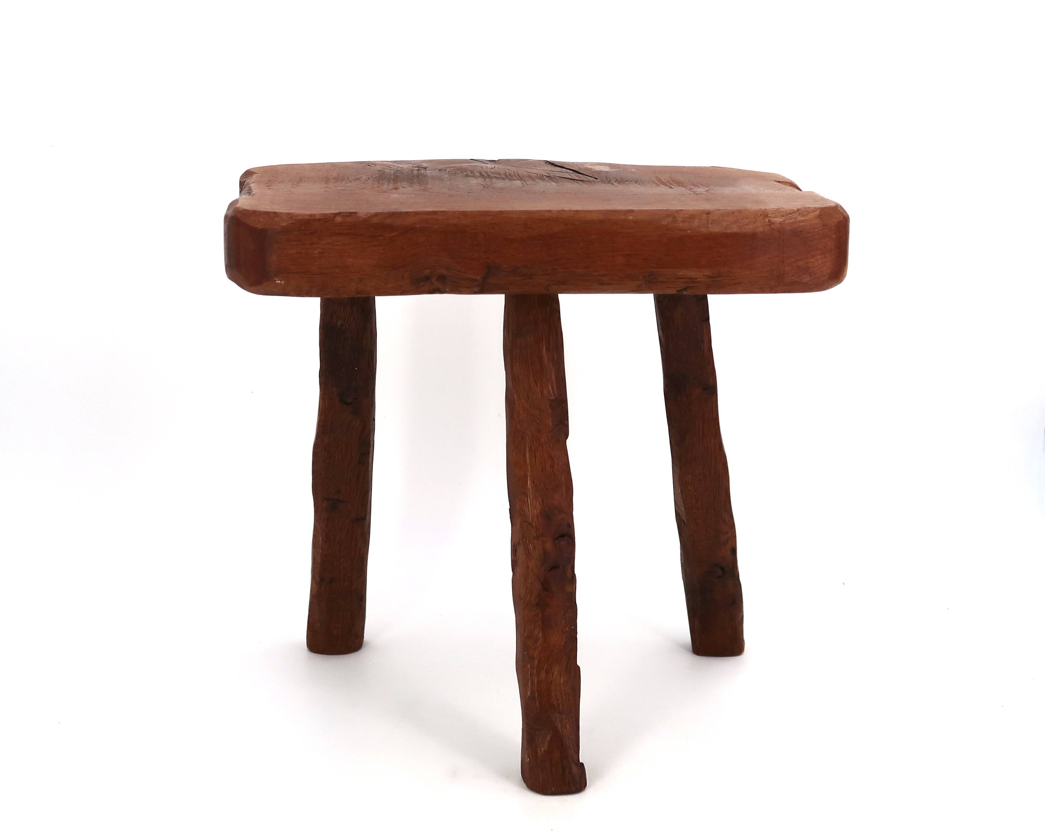 Brutalist tripod stool in wood, 1950s mountain folk art.