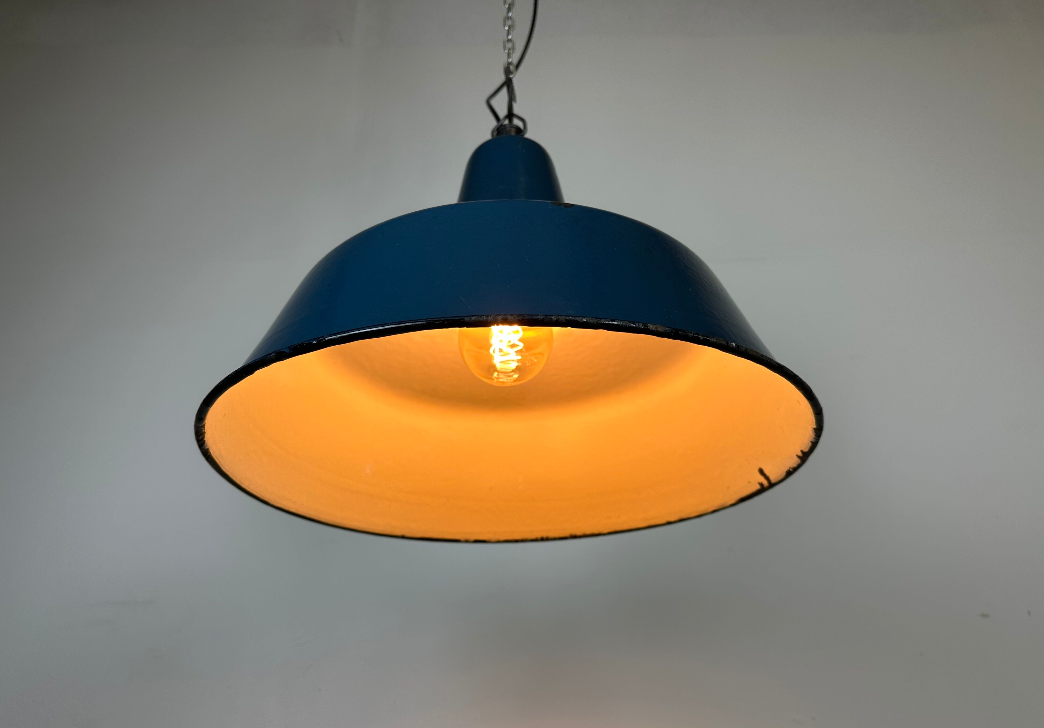 Suspension industrielle en émail bleu d’usine, années 1960