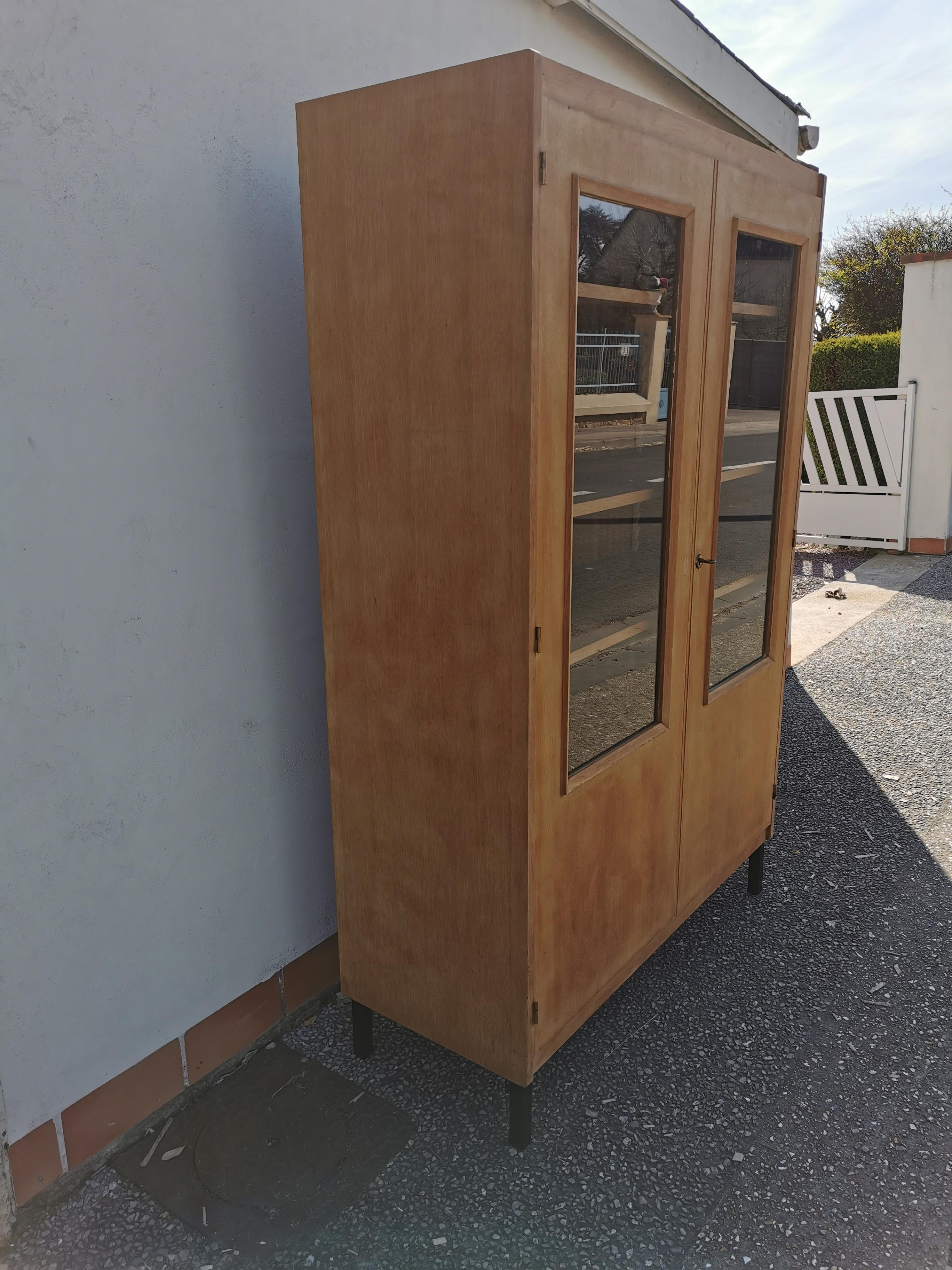 Armoire d'école en chêne