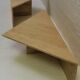 Pair de tables triangulaires en travertin