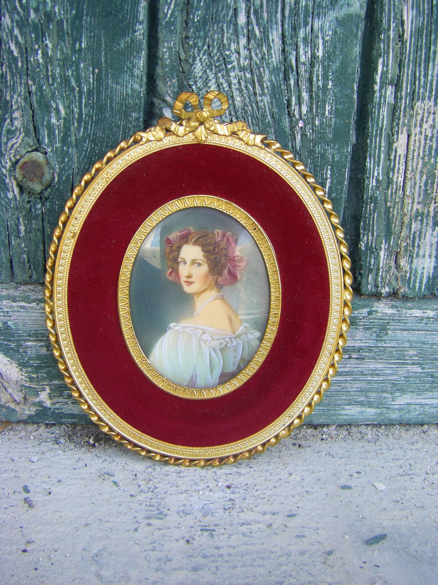 Portrait miniature medallion