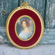 Portrait miniature medallion