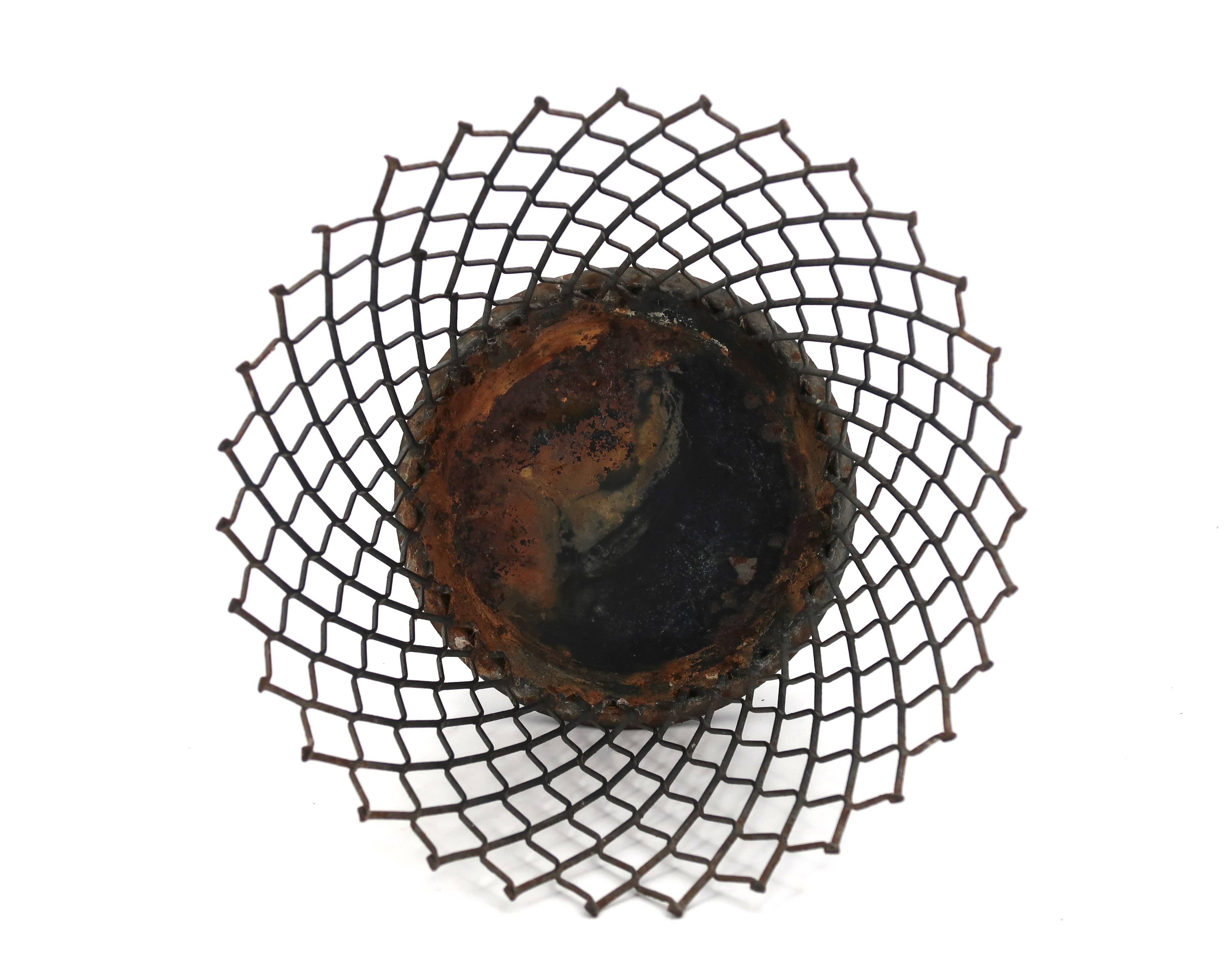 Cache pot en métal grillagé noir style Mathieu Matégot, années 50
