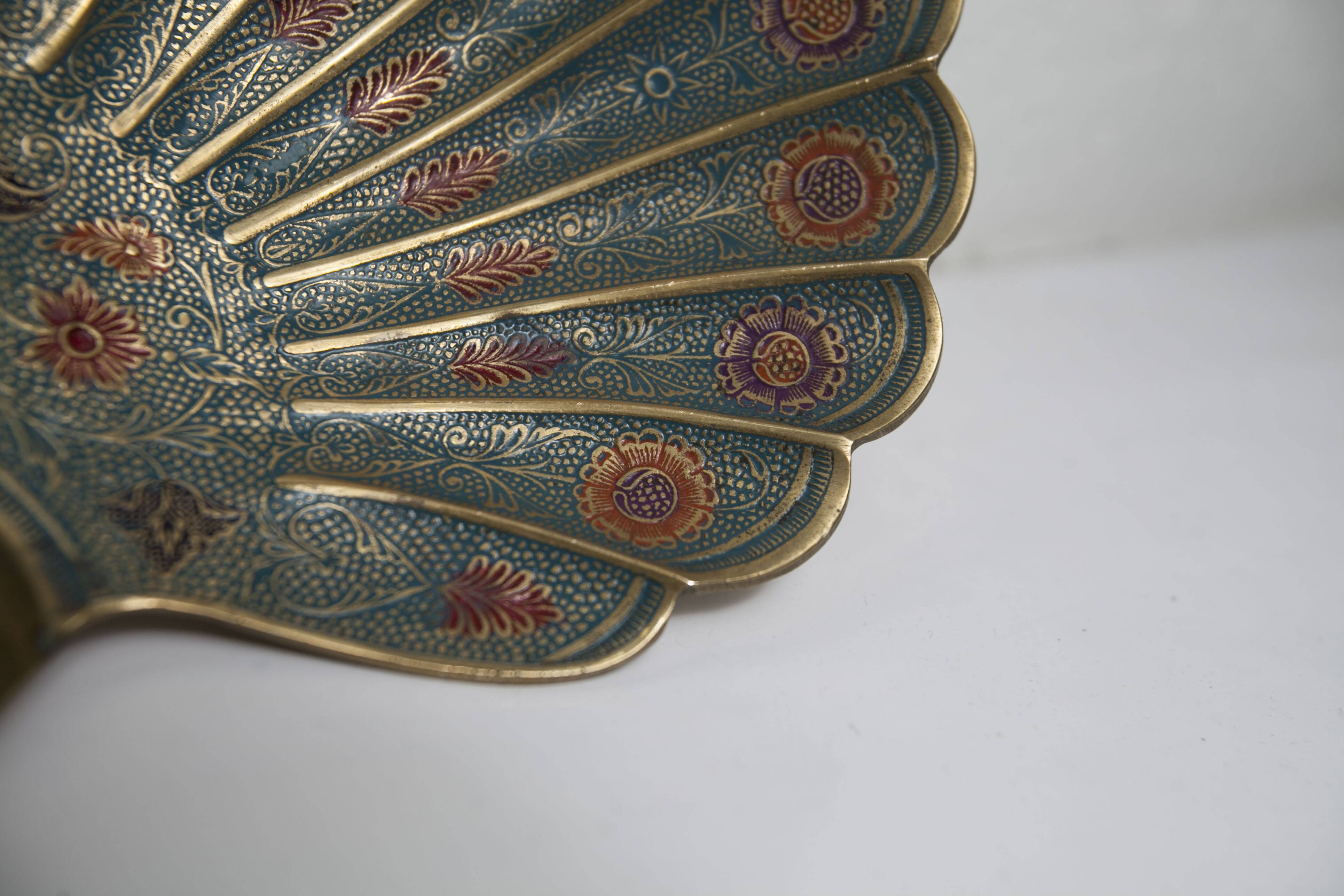 Shell cup in enameled brass