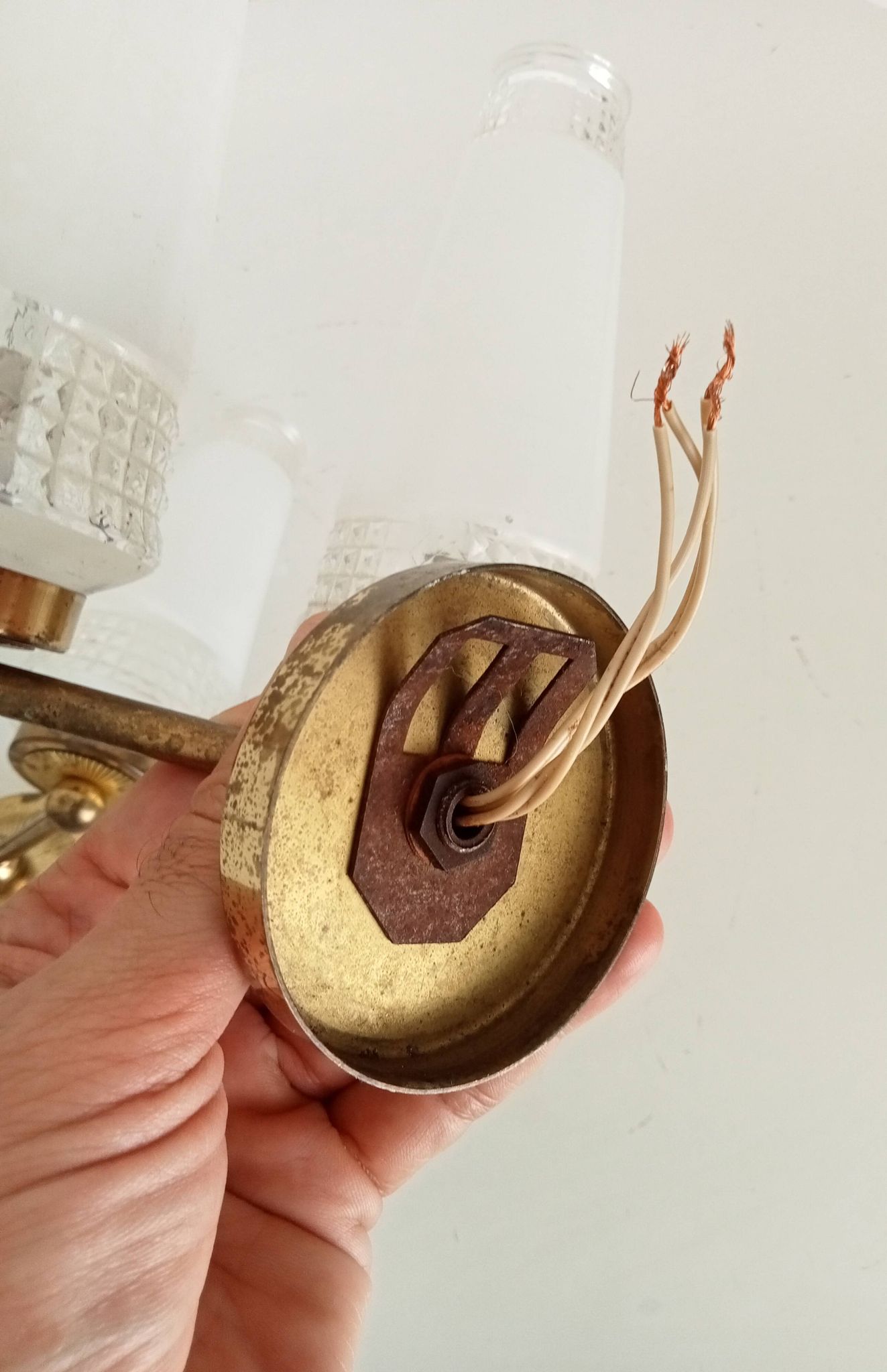 Pair of vintage double-light wall sconces in brass and etched glass from the 60s/70s.