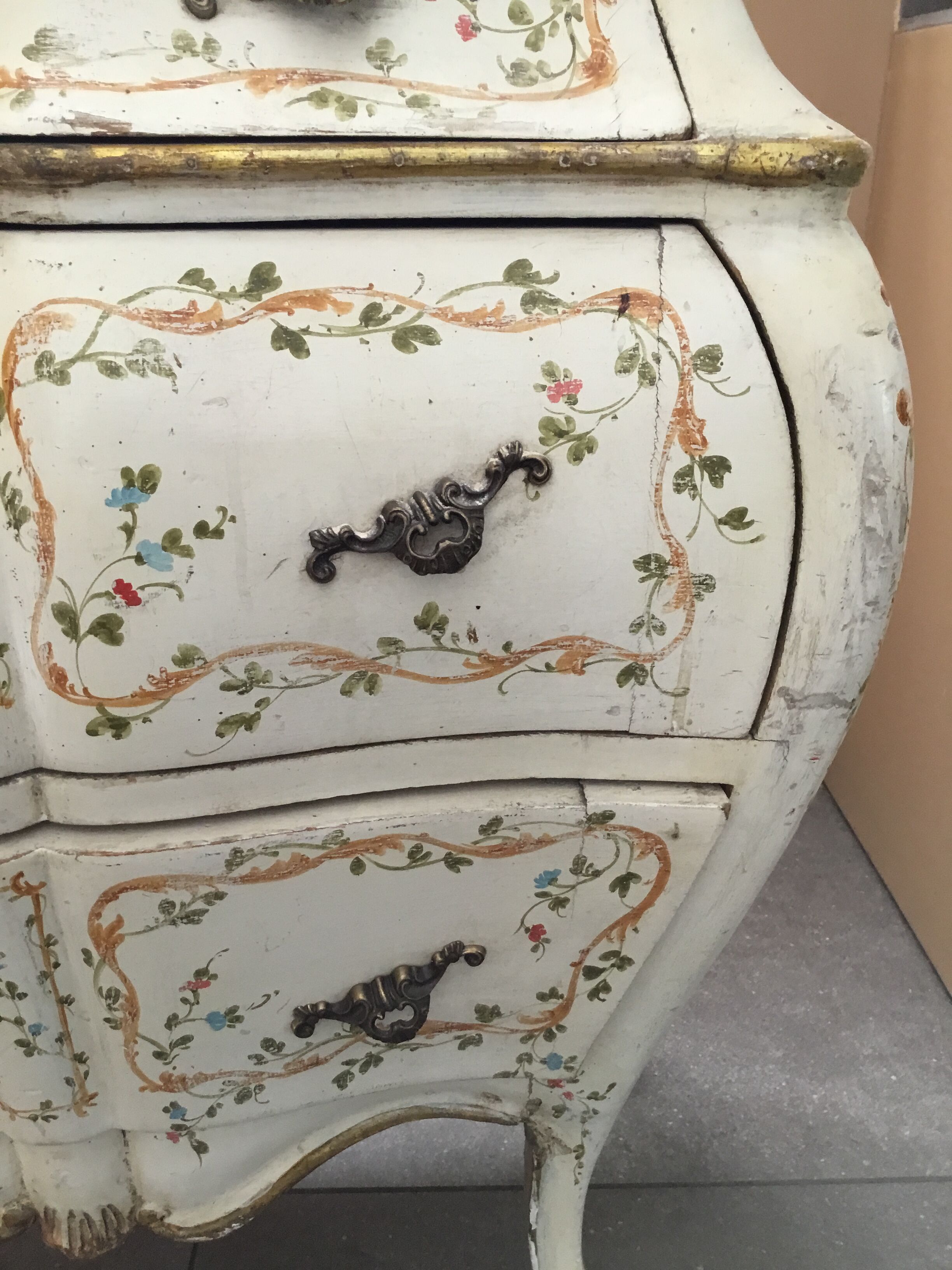 Venetian chest of drawers